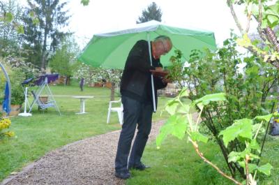 Fancis Halle dessinant dans le Jardin Botanique